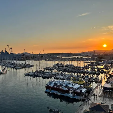 Magnifique Terrasse Face Au Port Et Vue Etage Eleve *