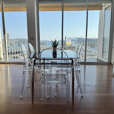 Magnifique Terrasse Face Au Port Et Vue Etage Eleve * Toulon