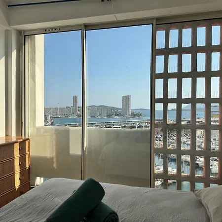 Magnifique Terrasse Face Au Port Et Vue Etage Eleve *