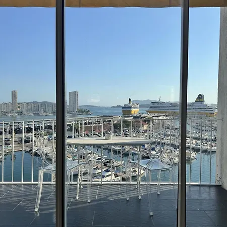 Magnifique Terrasse Face Au Port Et Vue Etage Eleve Toulon